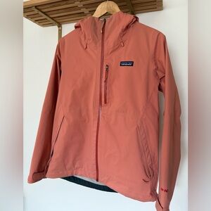 Women’s Patagonia Rain Shell Size Small.